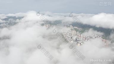 穿越云层俯瞰城市的唯美镜头